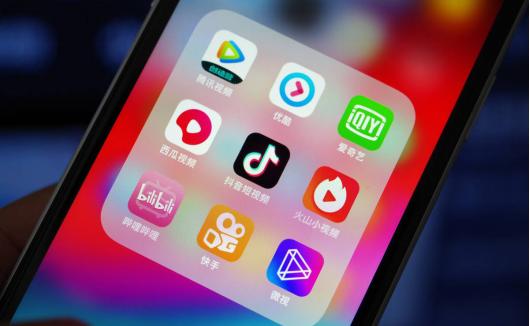 《报告》显示，短视频用户规模为8.88亿，占网民整体的87.8%